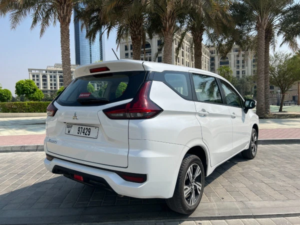  White Mitsubishi Xpander Photo 2
