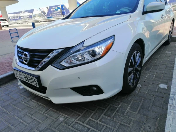  Blanc Nissan Altima Photo 4
