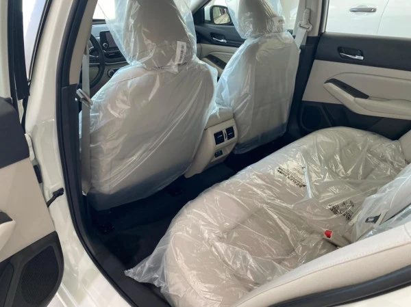  White Nissan Altima Photo 3