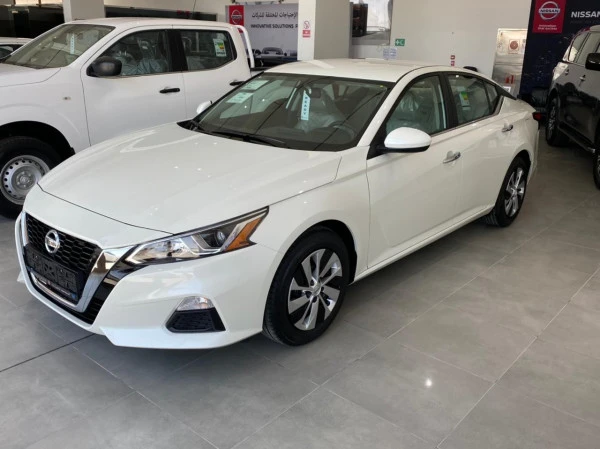  White Nissan Altima Photo 4