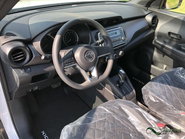  White Nissan Kicks Photo 2