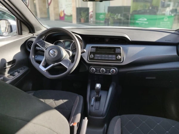  White Nissan Kicks Photo 2