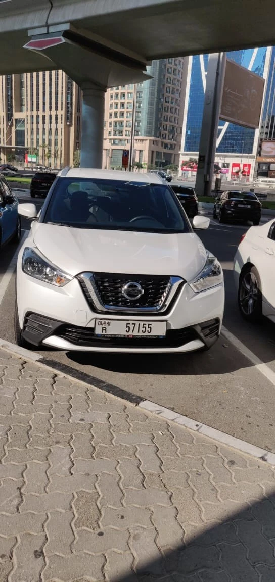  White Nissan Kicks Photo 4
