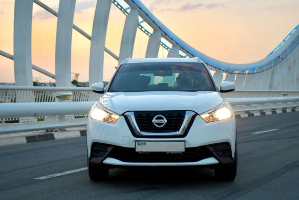  White Nissan Kicks Photo 4