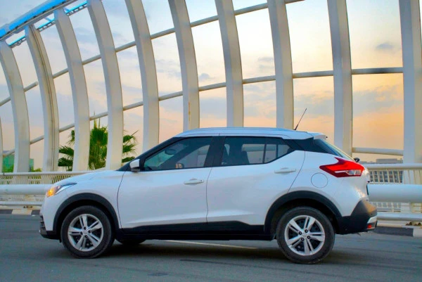  White Nissan Kicks Photo 5