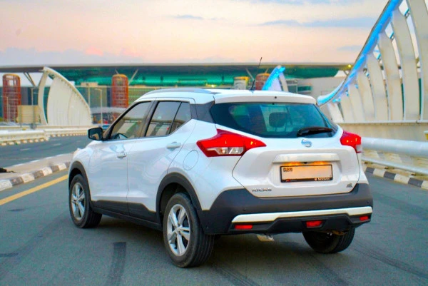  White Nissan Kicks Photo 7