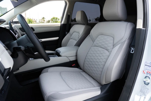  White Nissan Pathfinder Photo 5