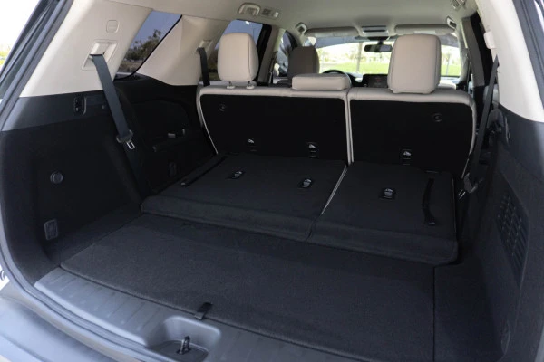  White Nissan Pathfinder Photo 8