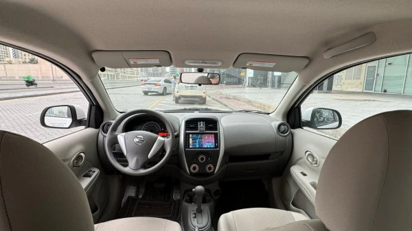  White Nissan Sunny Photo 2