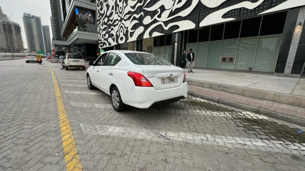  White Nissan Sunny Photo 3
