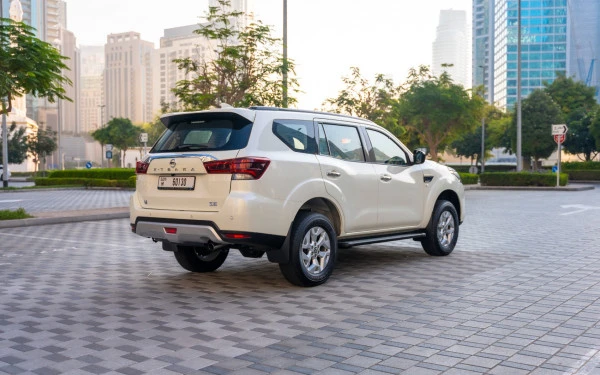  White Nissan Xterra Photo 2