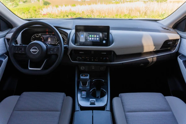  White Nissan Xtrail Photo 7