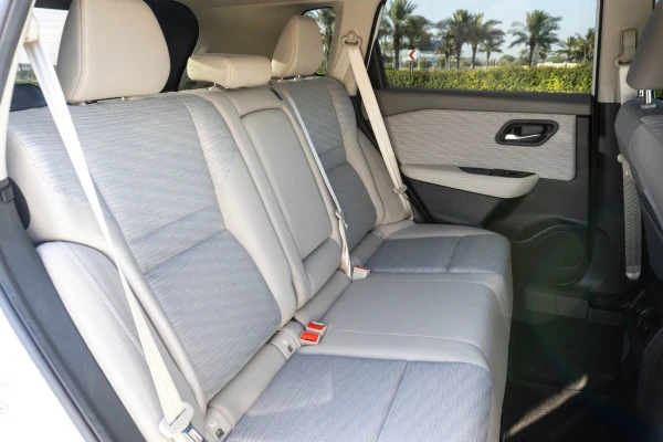  White Nissan Xtrail Photo 9