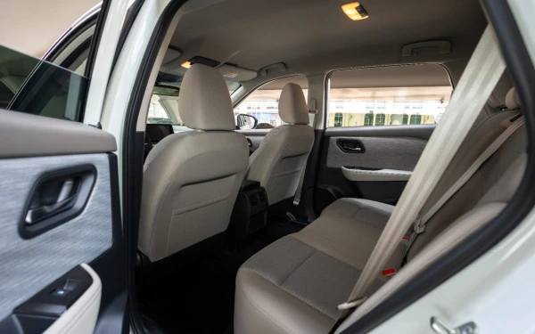  White Nissan X-Trail Photo 11