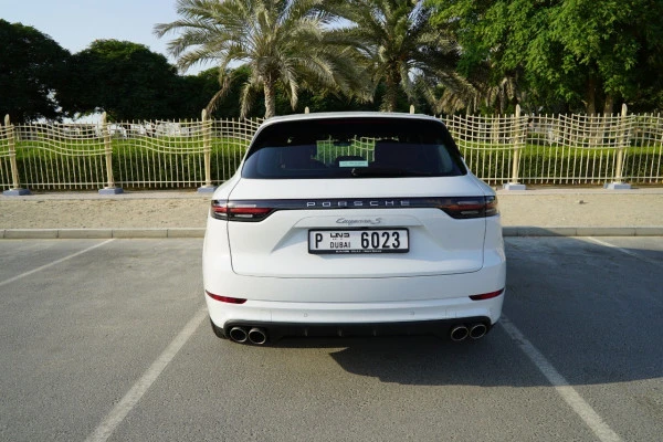  White Porsche Cayenne S Photo 3