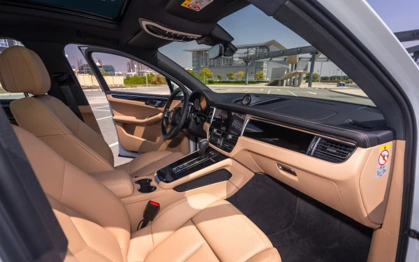  White Porsche Macan Photo 4