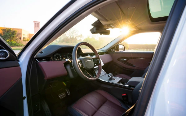  White Range Rover Evoque Photo 5