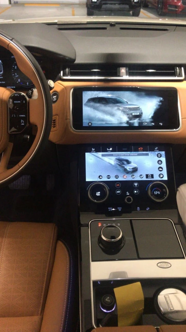  White Range Rover Velar Photo 5