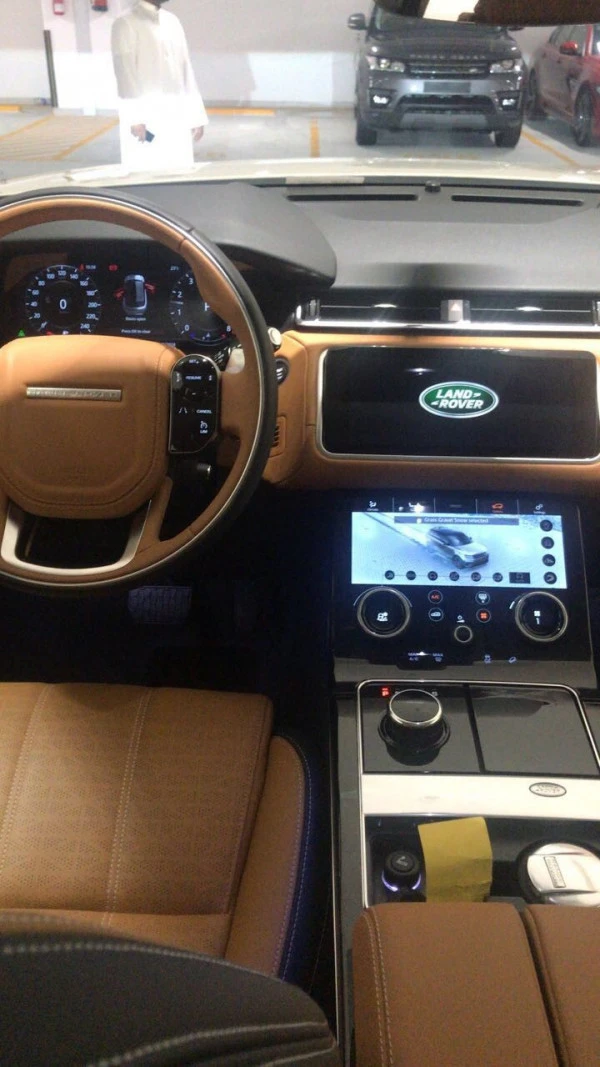  White Range Rover Velar Photo 10