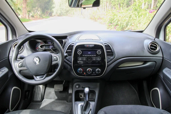  White Renault Captur Photo 2