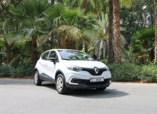  White Renault Captur Photo 3