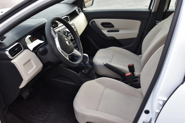  White Renault Duster 4*4 2023 Photo 4