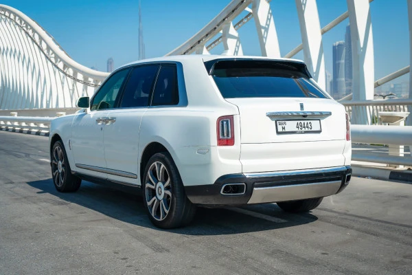  Blanc Rolls Royce Cullinan Photo 2