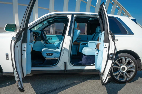  Blanc Rolls Royce Cullinan Photo 4