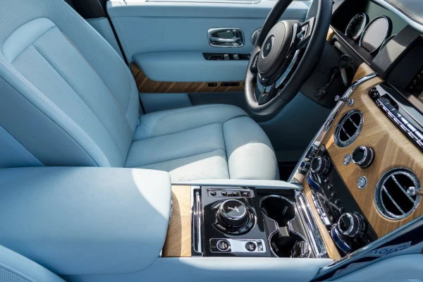  Blanc Rolls Royce Cullinan Photo 5