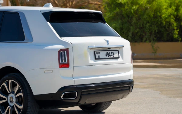  White Rolls Royce Cullinan Photo 3