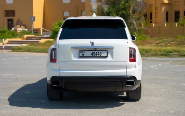  White Rolls Royce Cullinan Photo 4