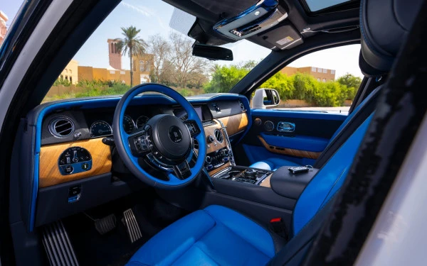  White Rolls Royce Cullinan Photo 7