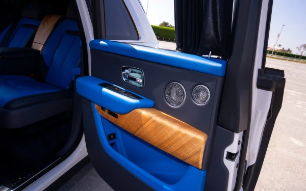  White Rolls Royce Cullinan Photo 8