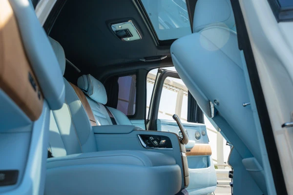  Bianca Rolls Royce Cullinan Photo 6