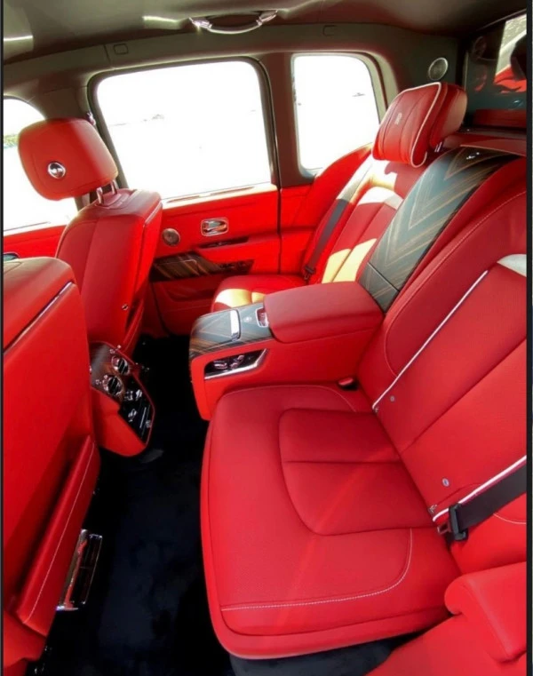  Blanco Rolls Royce Cullinan Photo 2