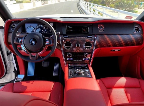  Blanco Rolls Royce Cullinan Photo 3