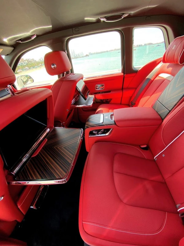  White Rolls Royce Cullinan Photo 2