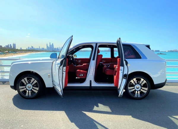  White Rolls Royce Cullinan Photo 4