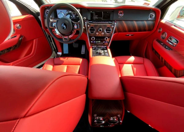  White Rolls Royce Cullinan Photo 9