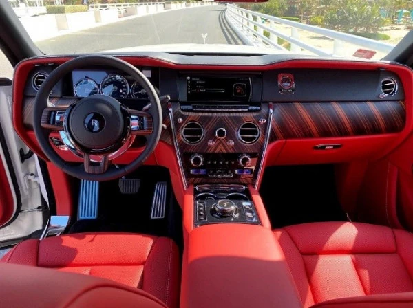  White Rolls Royce Cullinan Photo 2