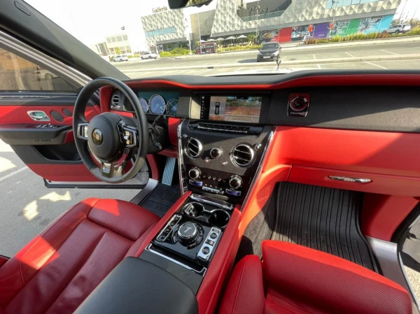  White Rolls Royce Cullinan Photo 2