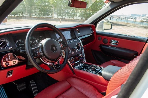  White Rolls Royce Cullinan Photo 4