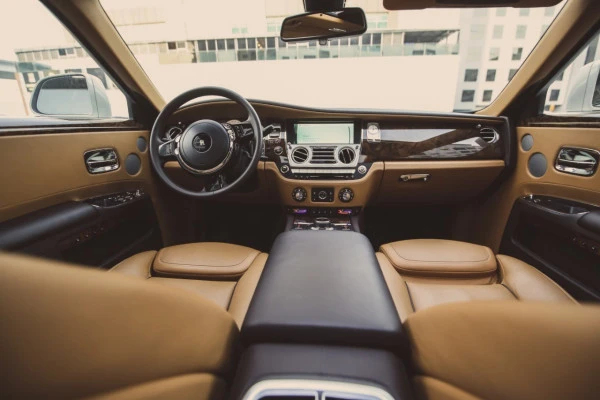  White Rolls Royce Ghost Photo 2