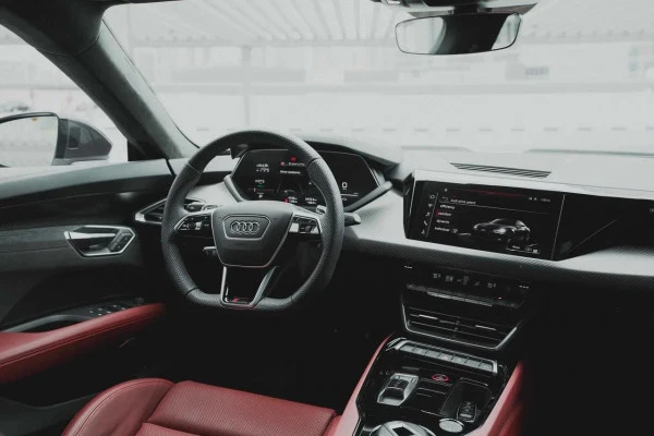  White RS E-tron GT Photo 3