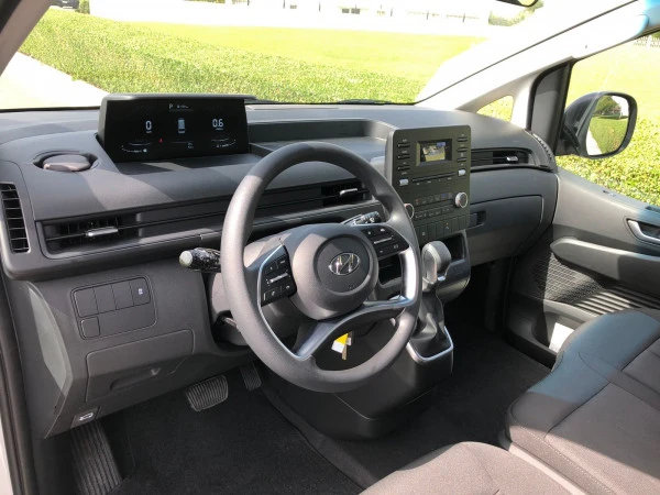  Blanco Hyundai Staria Photo 5