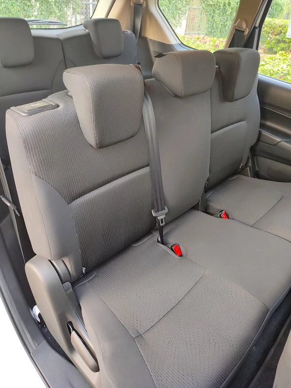  White Suzuki Ertiga Photo 3