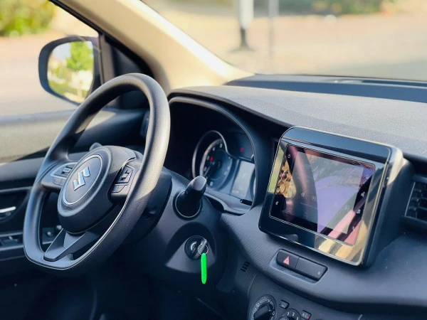  White Suzuki Ertiga 7 seaters 2023 Photo 2