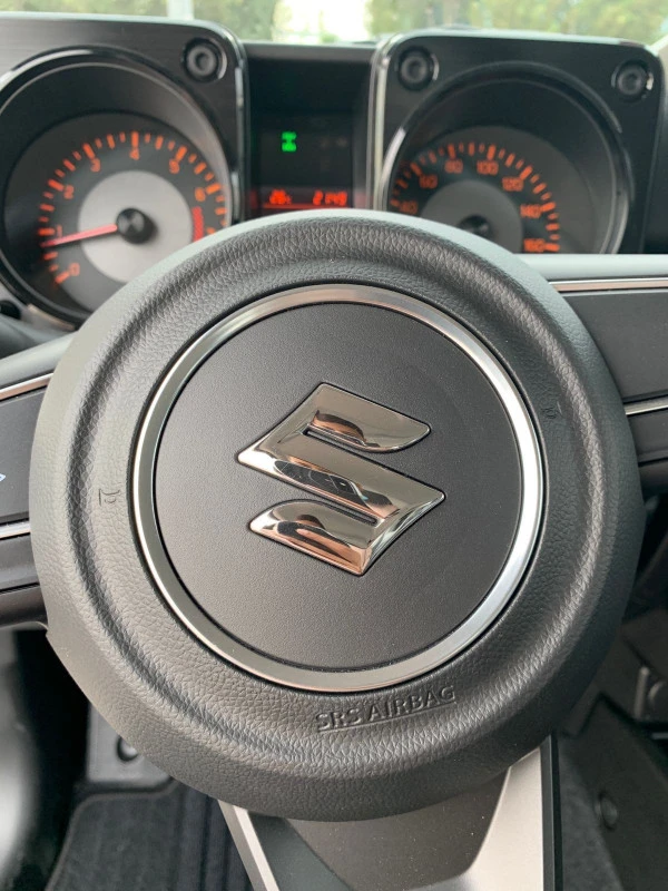  White Suzuki Jimny Photo 4