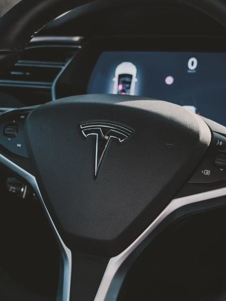  White Tesla Model X Photo 4