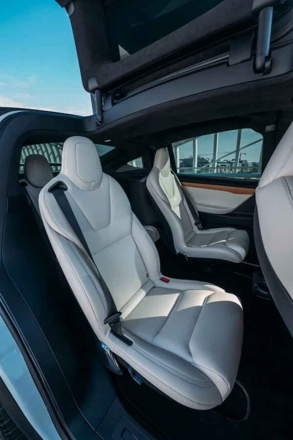  White Tesla Model X Photo 6